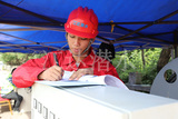 施工人员检查工程进度及登记工程内容