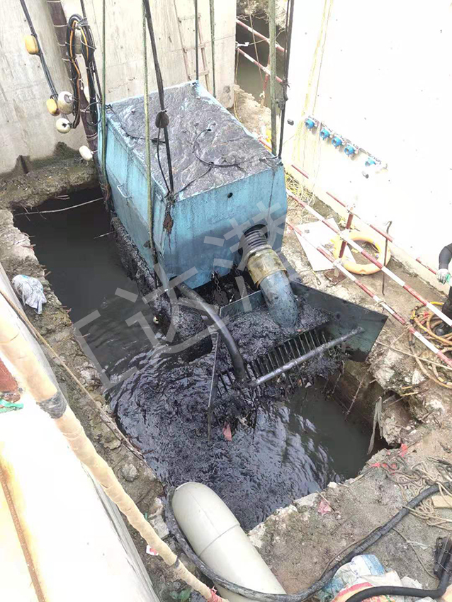 深圳皇岗河暗涵水下清淤机器人清除淤泥